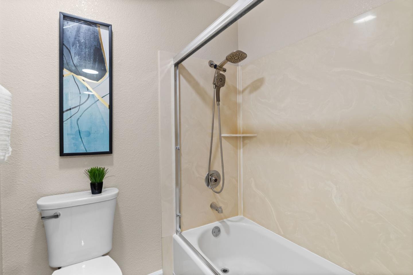 Detail Gallery Image 22 of 28 For 78 Crossing Ct, Hayward,  CA 94544 - 3 Beds | 2/1 Baths