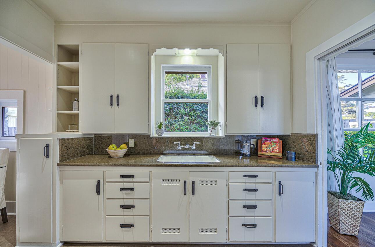 Detail Gallery Image 11 of 27 For 315 Cypress Ave, Pacific Grove,  CA 93950 - 2 Beds | 1 Baths
