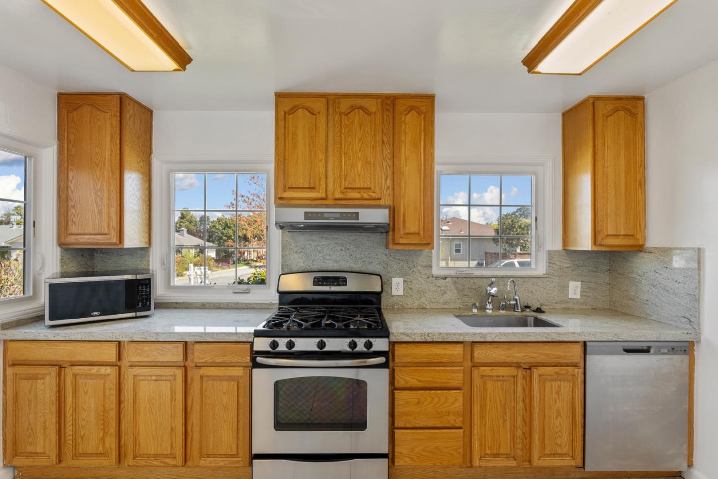 Detail Gallery Image 7 of 24 For 1633 Westmoor Rd, Burlingame,  CA 94010 - 2 Beds | 2 Baths