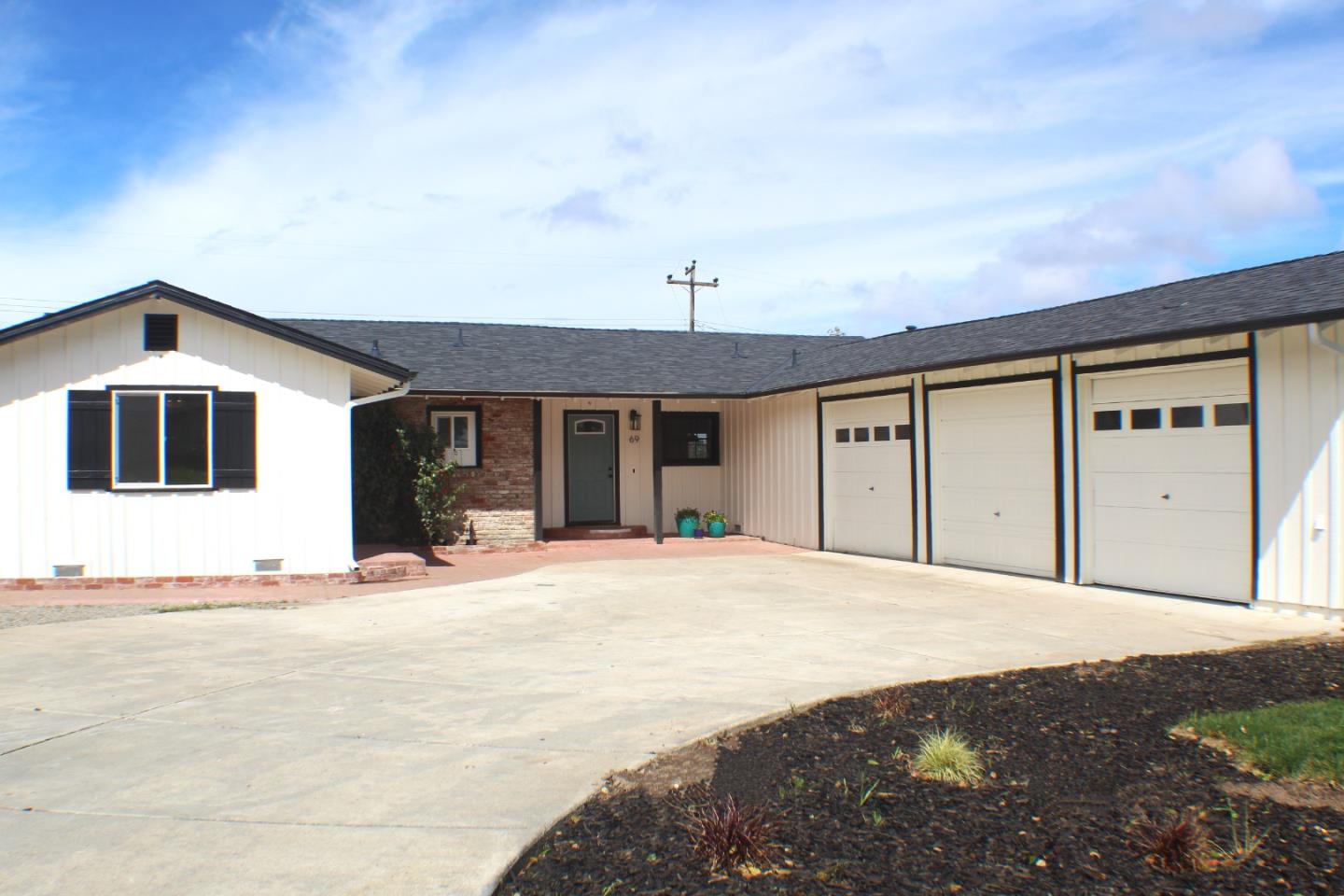 Detail Gallery Image 4 of 26 For 69 Enos Dr, Salinas,  CA 93908 - 3 Beds | 2/1 Baths