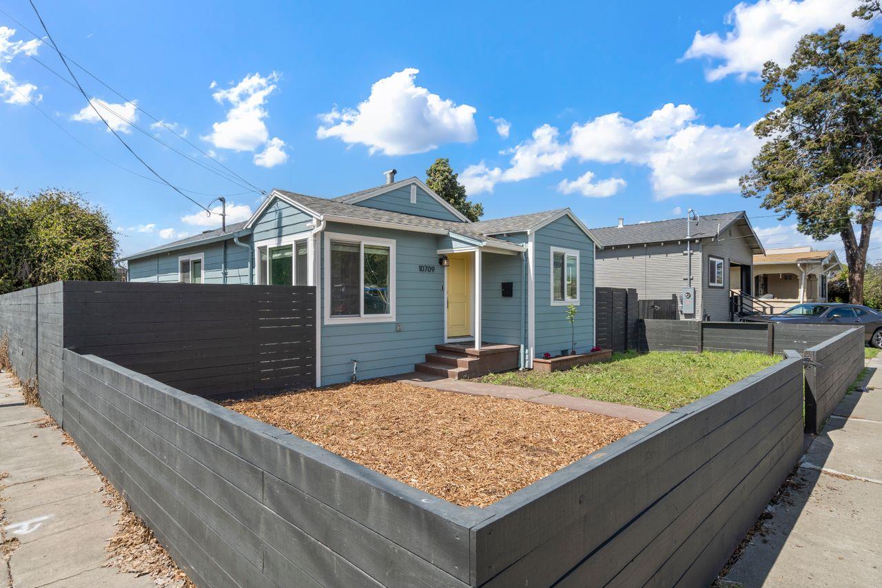 Photo of 10709 Pearmain St in Oakland, CA