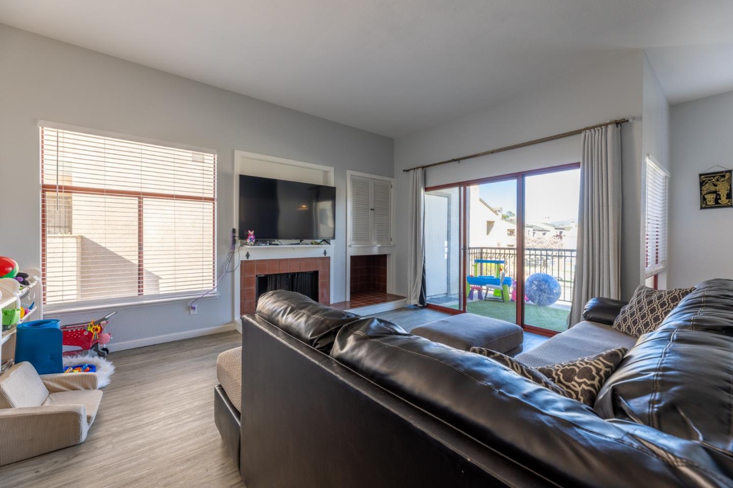 Detail Gallery Image 4 of 14 For 2400 N Main St #F,  Salinas,  CA 93906 - 1 Beds | 1 Baths