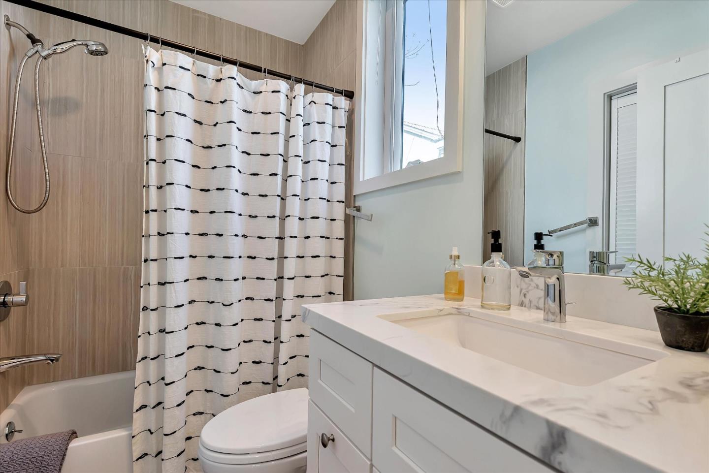 Detail Gallery Image 12 of 31 For 227 Finger Ave, Redwood City,  CA 94062 - 5 Beds | 4/1 Baths