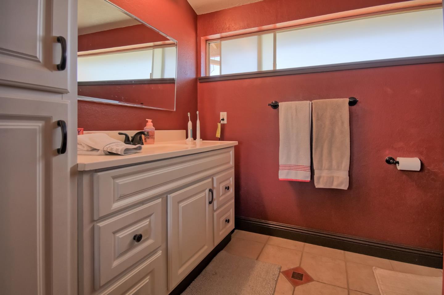 Detail Gallery Image 18 of 37 For 561 Donald Dr, Hollister,  CA 95023 - 4 Beds | 2/1 Baths