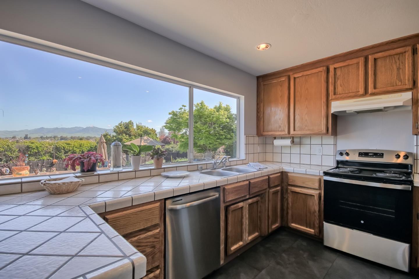 Detail Gallery Image 6 of 37 For 561 Donald Dr, Hollister,  CA 95023 - 4 Beds | 2/1 Baths