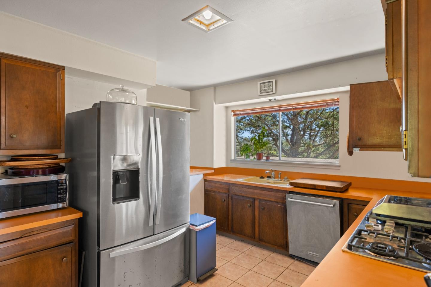 Detail Gallery Image 5 of 13 For 25065 Outlook Dr, Carmel,  CA 93923 - 3 Beds | 2 Baths