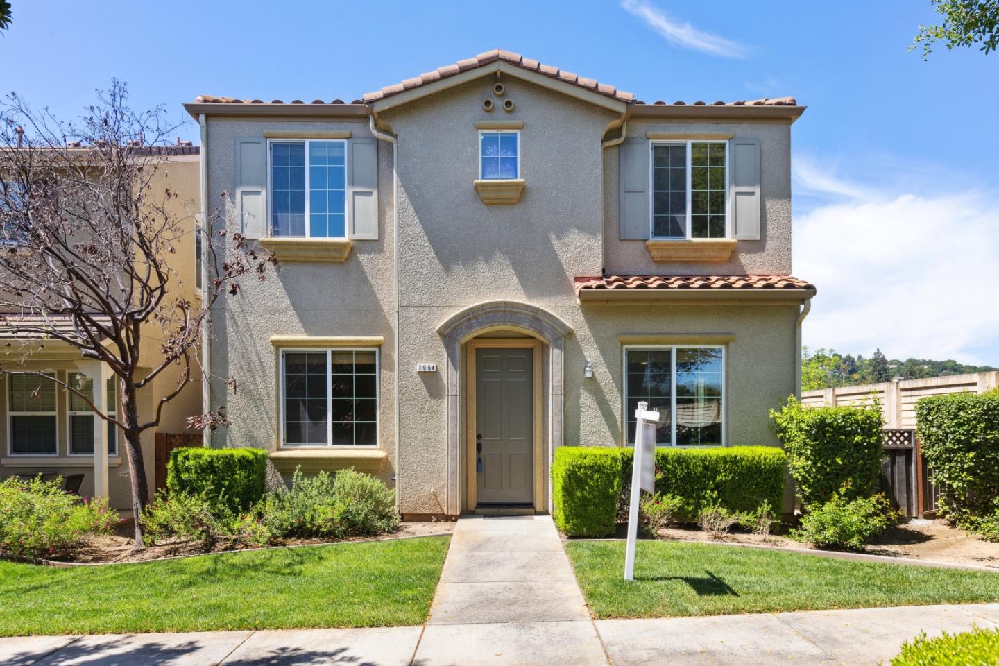 Detail Gallery Image 1 of 57 For 7954 Spanish Oak Cir, Gilroy,  CA 95020 - 4 Beds | 2/1 Baths