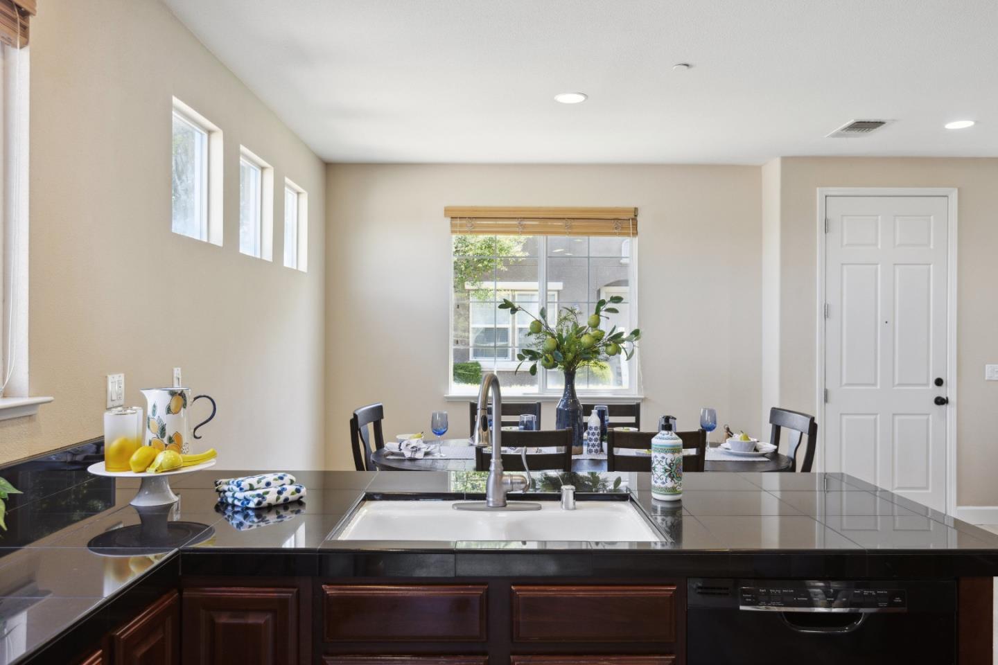 Detail Gallery Image 13 of 57 For 7954 Spanish Oak Cir, Gilroy,  CA 95020 - 4 Beds | 2/1 Baths