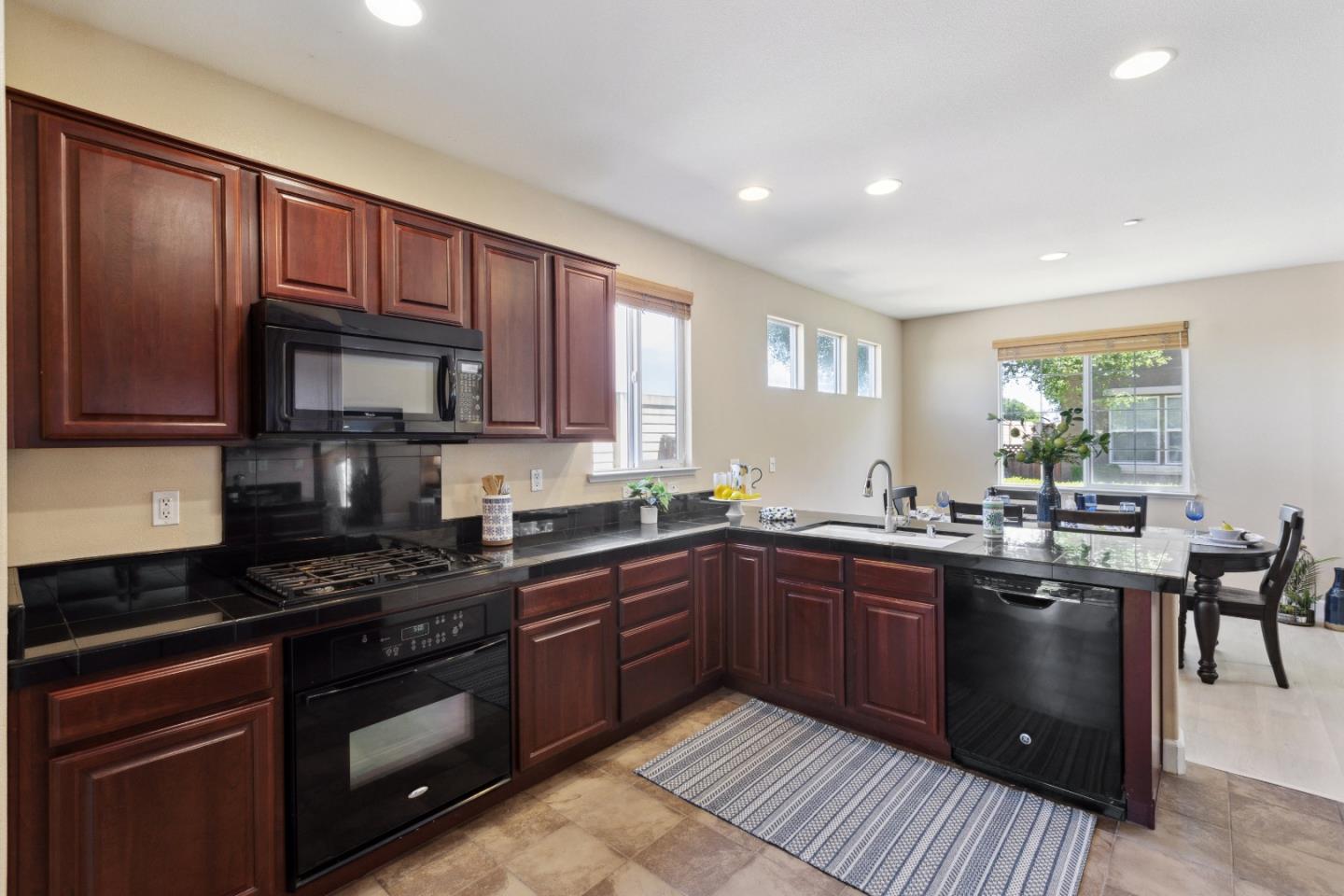Detail Gallery Image 14 of 57 For 7954 Spanish Oak Cir, Gilroy,  CA 95020 - 4 Beds | 2/1 Baths