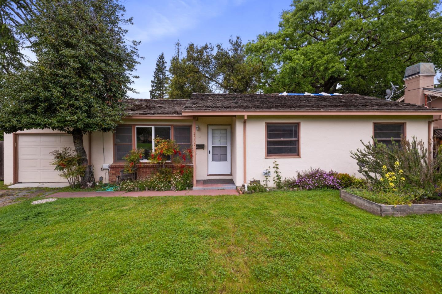 Photo of 3569 Laguna Ave in Palo Alto, CA