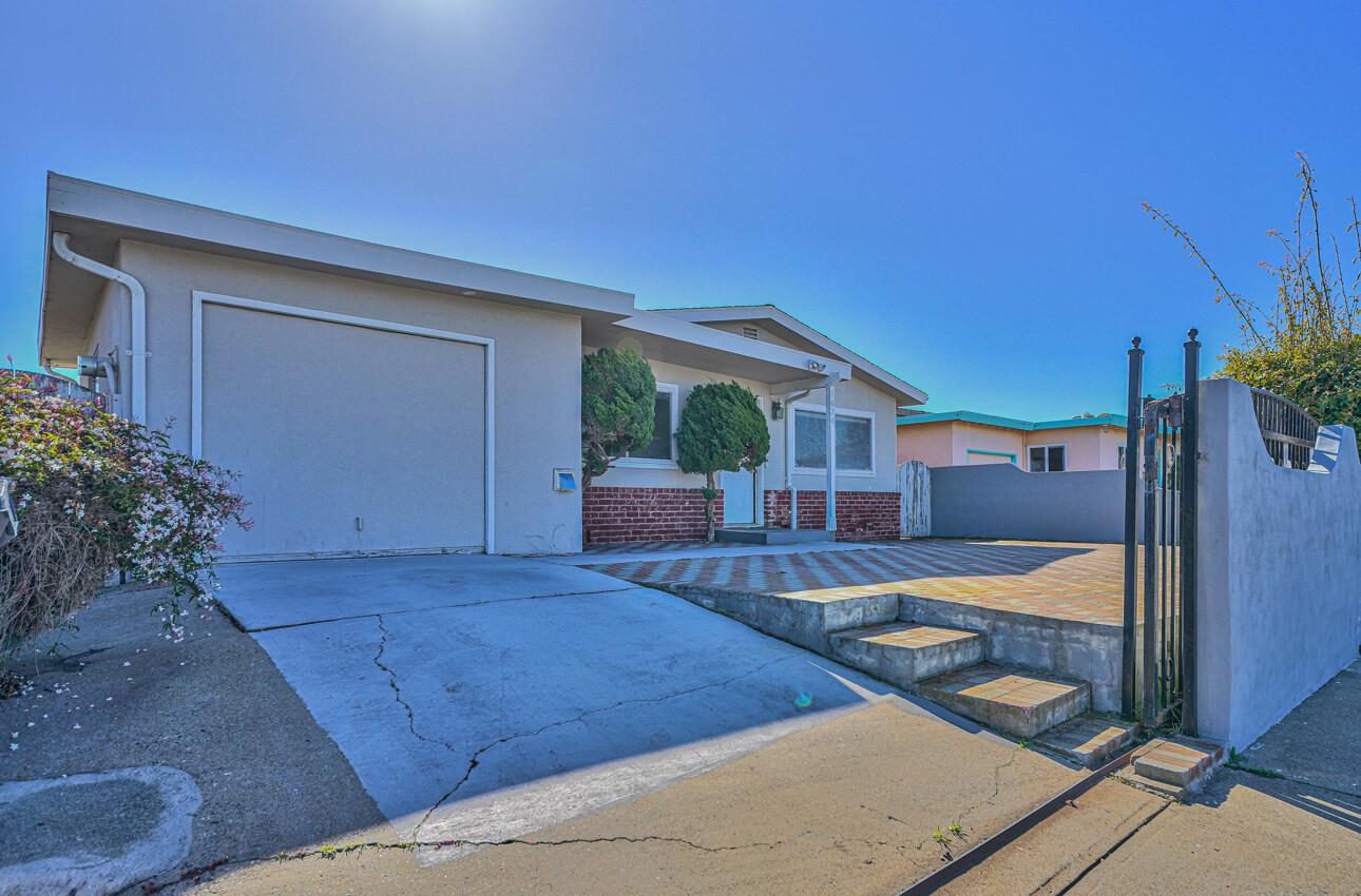 Detail Gallery Image 1 of 20 For 1674 Harding St, Seaside,  CA 93955 - 3 Beds | 1/1 Baths