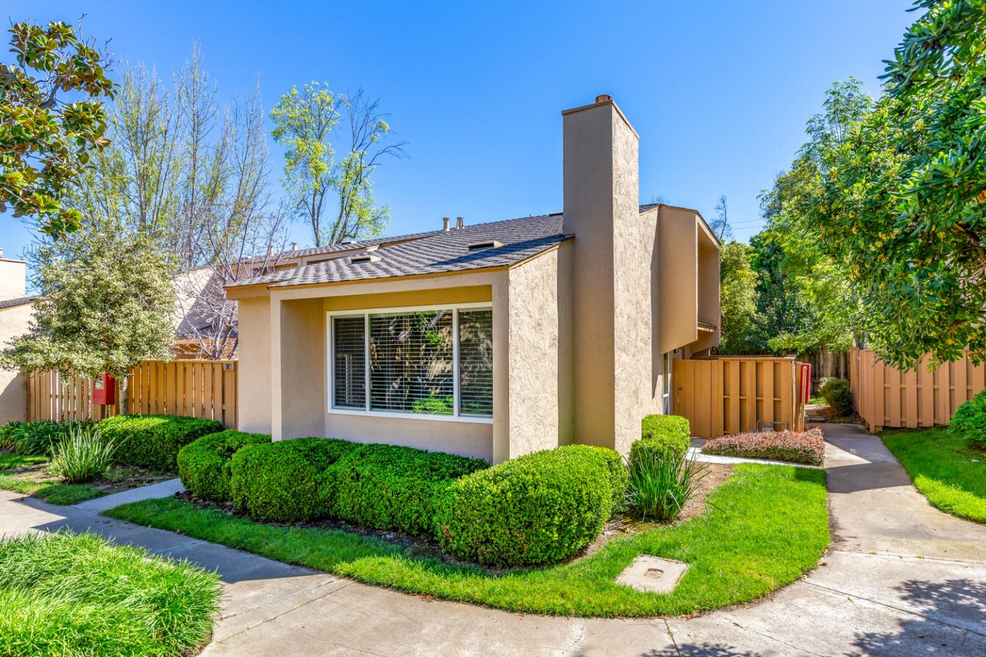 Detail Gallery Image 1 of 27 For 125 Connemara Way #136,  Sunnyvale,  CA 94087 - 3 Beds | 2 Baths