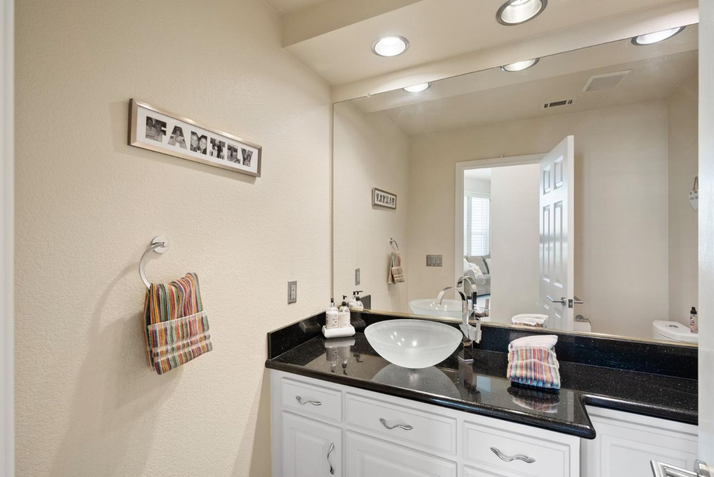 Detail Gallery Image 13 of 46 For 10 Mandalay Ct, Redwood Shores,  CA 94065 - 4 Beds | 2/1 Baths