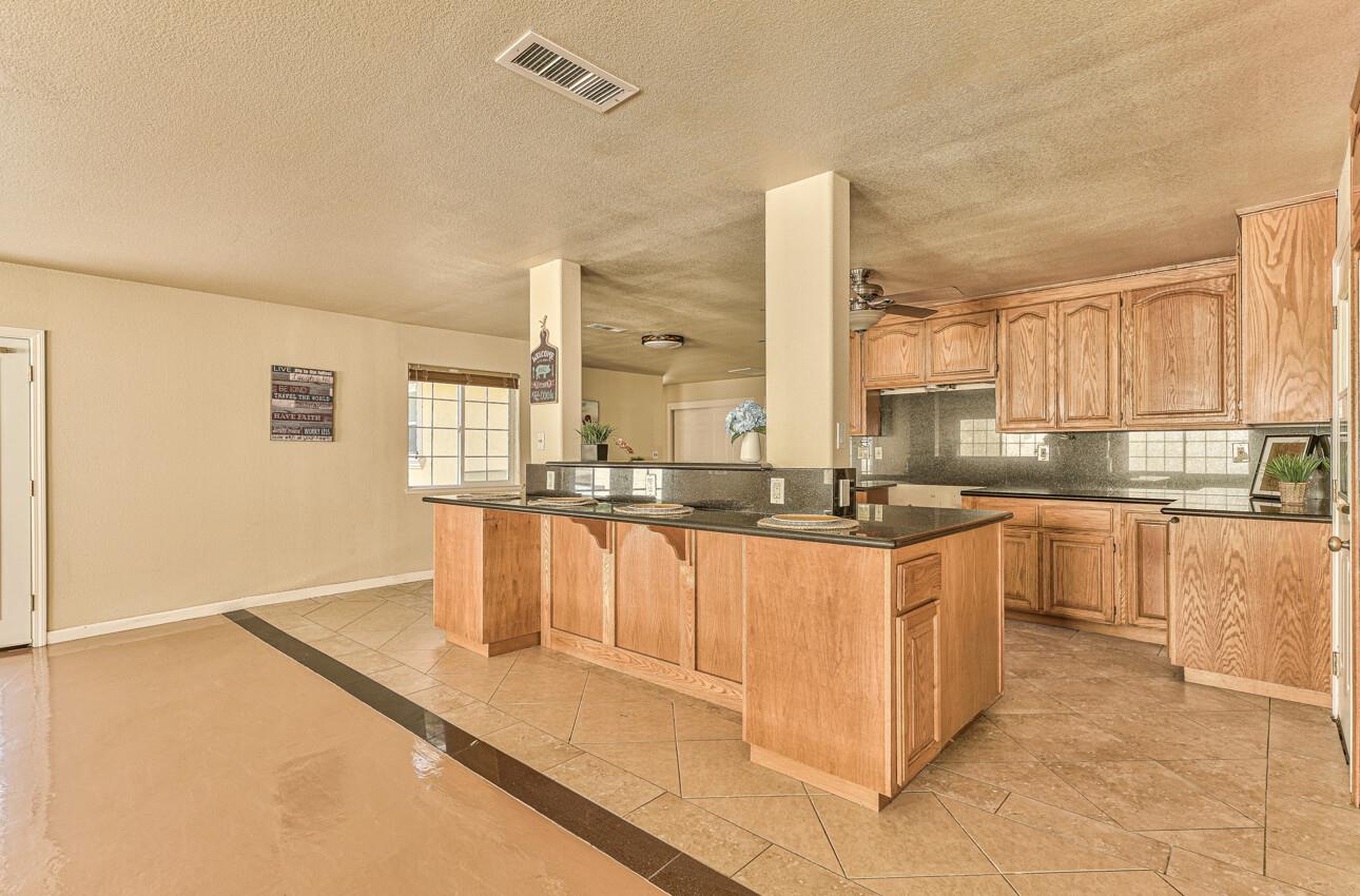 Detail Gallery Image 12 of 41 For 17785 Countryside Ct, Salinas,  CA 93907 - 5 Beds | 4 Baths