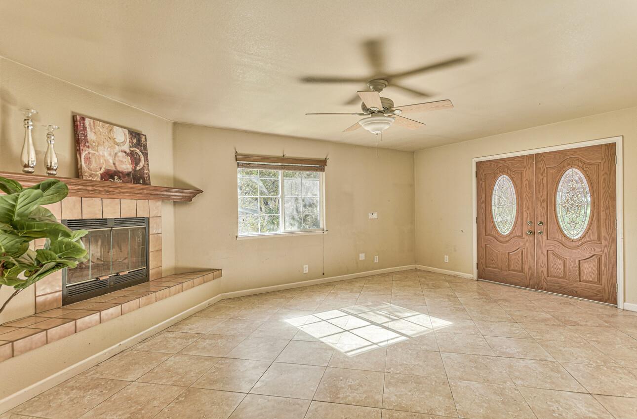 Detail Gallery Image 7 of 41 For 17785 Countryside Ct, Salinas,  CA 93907 - 5 Beds | 4 Baths