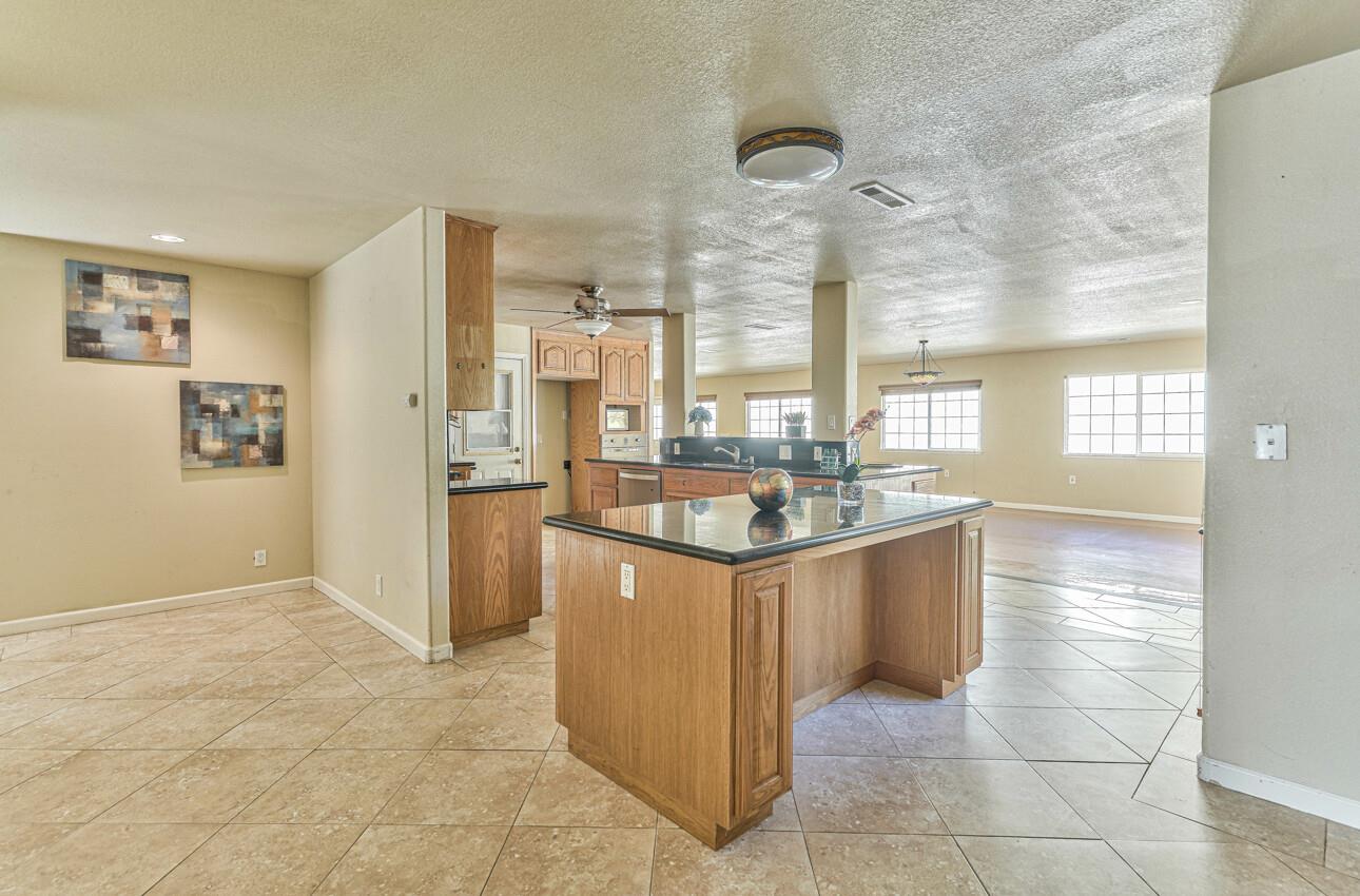 Detail Gallery Image 9 of 41 For 17785 Countryside Ct, Salinas,  CA 93907 - 5 Beds | 4 Baths