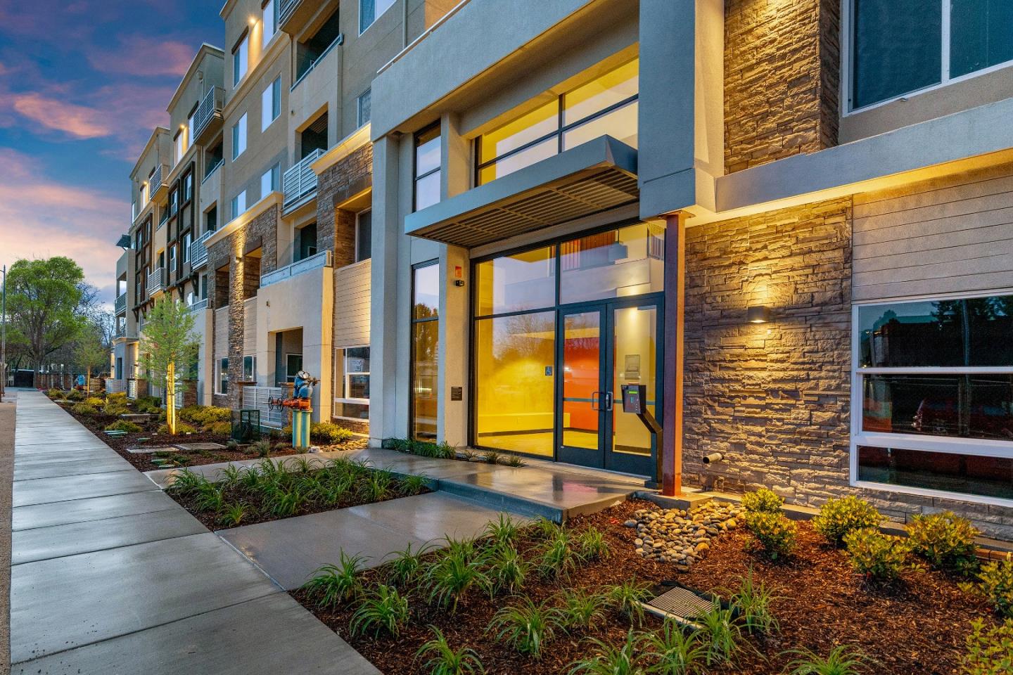 Detail Gallery Image 2 of 12 For 1853 Almaden Rd #213,  San Jose,  CA 95125 - 2 Beds | 1 Baths