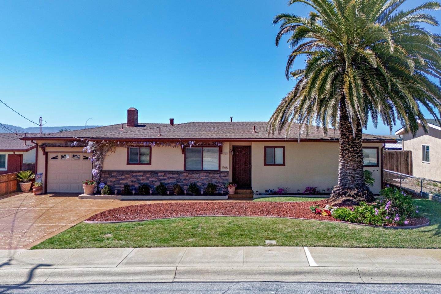 Detail Gallery Image 1 of 1 For 1915 Lincoln St, Seaside,  CA 93955 - 3 Beds | 1 Baths