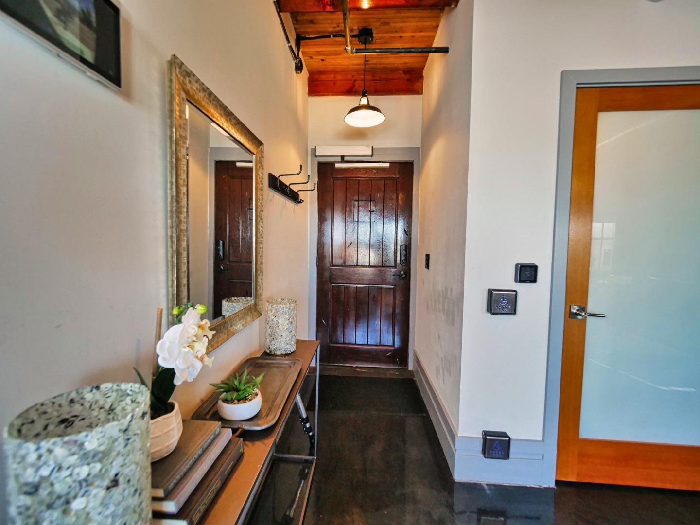 Detail Gallery Image 7 of 72 For 6105 San Pablo Ave #404,  Oakland,  CA 94608 - 1 Beds | 1/1 Baths