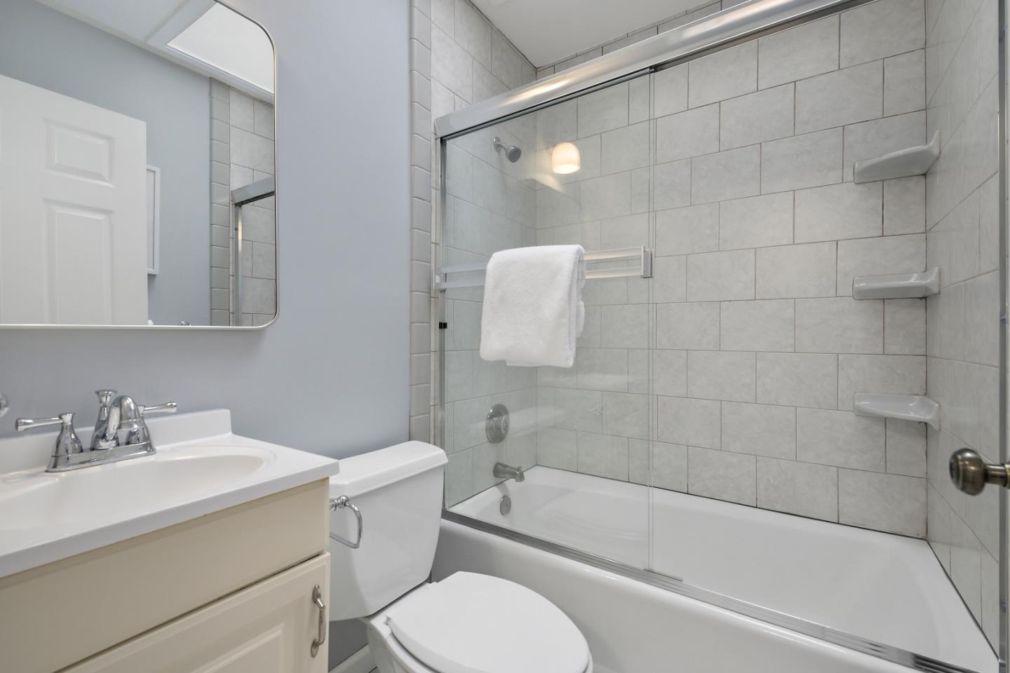 Detail Gallery Image 14 of 41 For 51 Fairhaven Ct, Mountain View,  CA 94041 - 3 Beds | 2/1 Baths