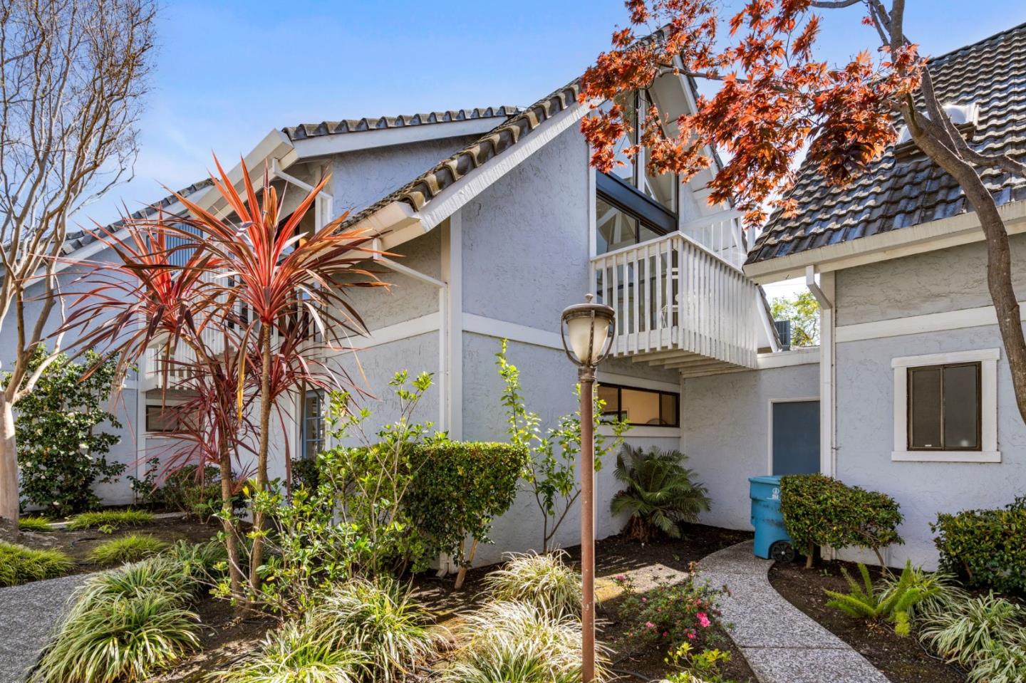 Detail Gallery Image 1 of 28 For 469 W Meadow Dr #10,  Palo Alto,  CA 94306 - 2 Beds | 1/1 Baths