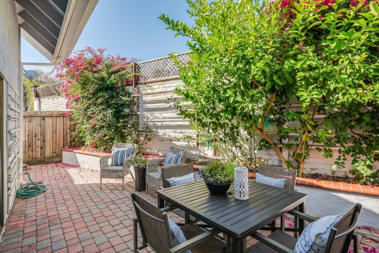 Detail Gallery Image 23 of 28 For 469 W Meadow Dr #10,  Palo Alto,  CA 94306 - 2 Beds | 1/1 Baths