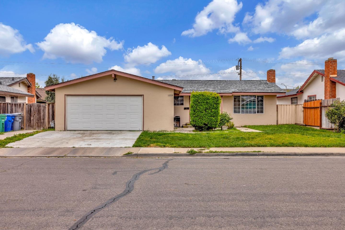 Detail Gallery Image 1 of 32 For 1339 Cardinal St, Los Banos,  CA 93635 - 4 Beds | 2 Baths