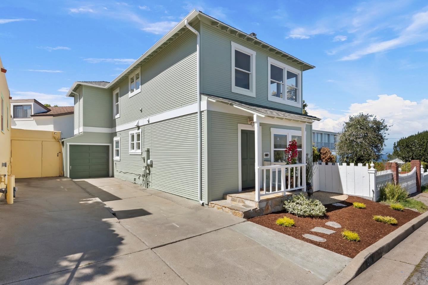 Detail Gallery Image 3 of 57 For 216 2nd St, Pacific Grove,  CA 93950 - 2 Beds | 2 Baths
