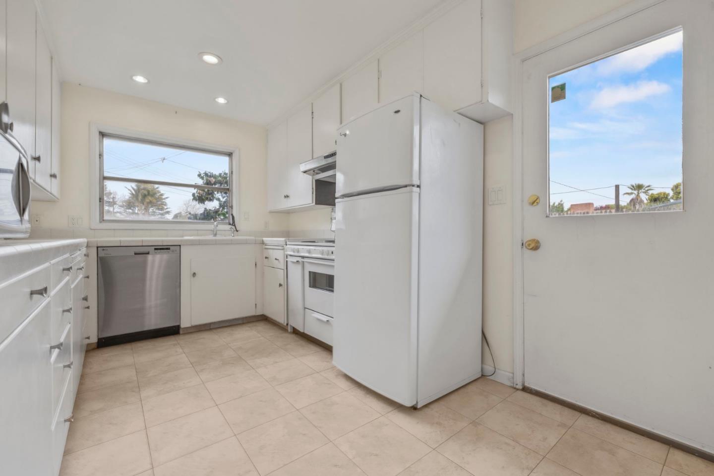 Detail Gallery Image 3 of 9 For 56 San Pedro St, Salinas,  CA 93901 - 4 Beds | 2/1 Baths