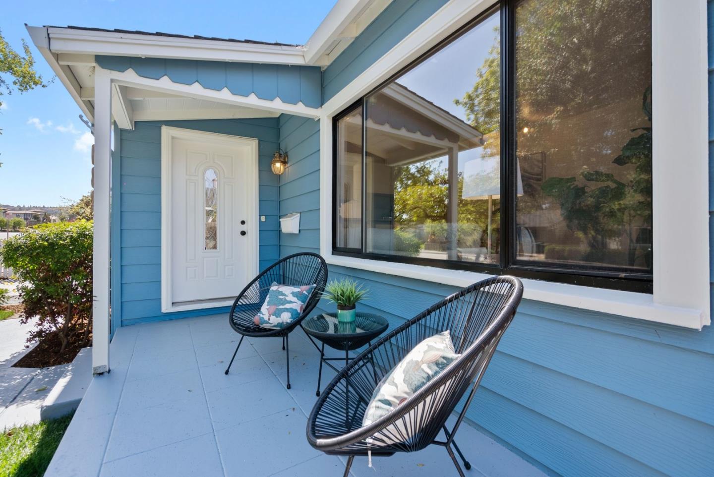 Detail Gallery Image 2 of 25 For 982 Holly St, San Carlos,  CA 94070 - 2 Beds | 2 Baths