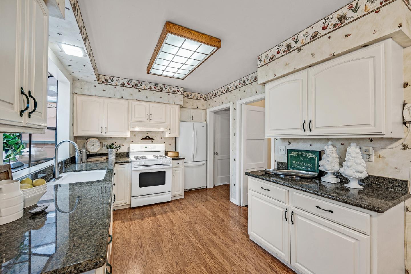 Detail Gallery Image 11 of 34 For 1519 Bernal Ave, Burlingame,  CA 94010 - 3 Beds | 2 Baths