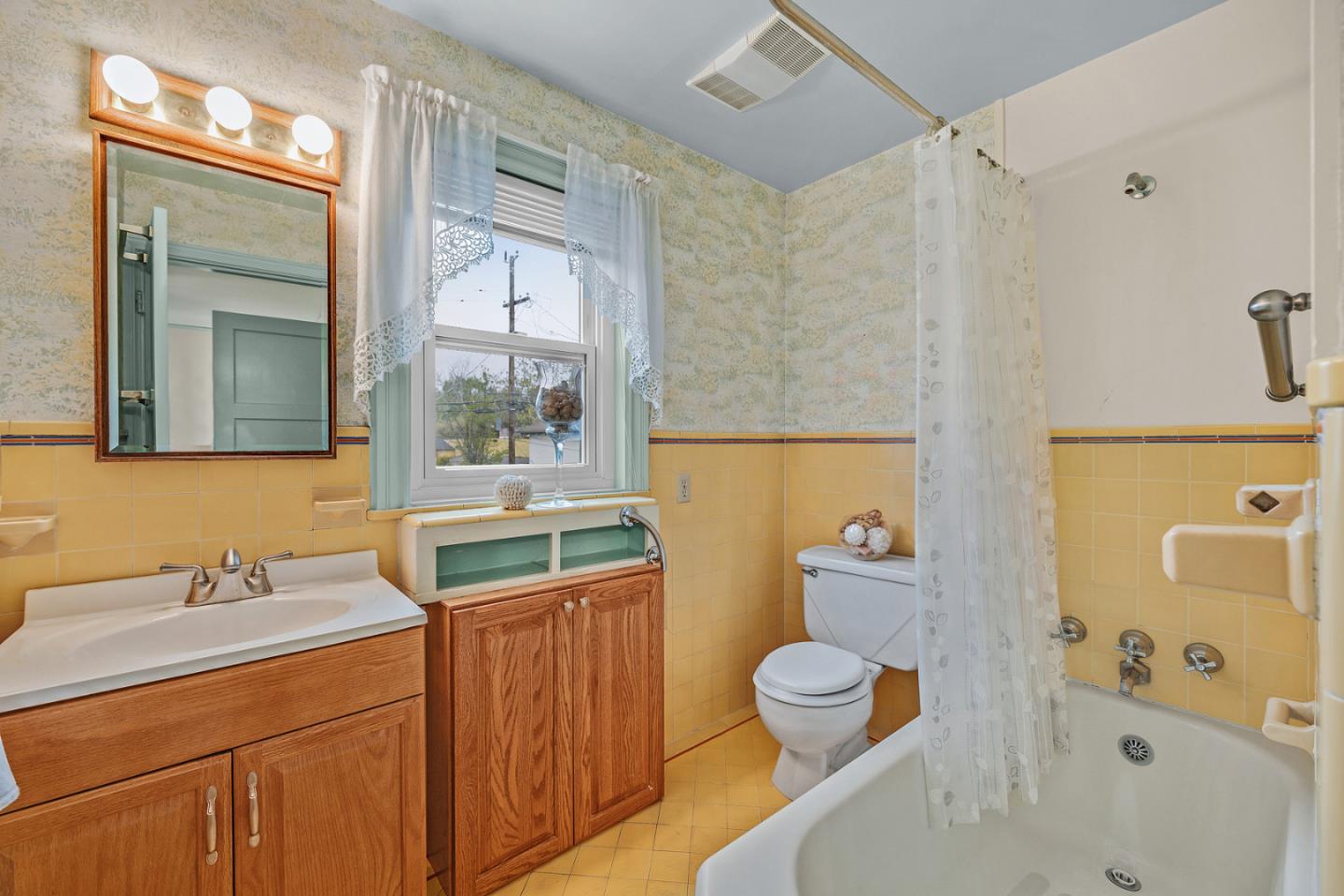 Detail Gallery Image 20 of 34 For 1519 Bernal Ave, Burlingame,  CA 94010 - 3 Beds | 2 Baths