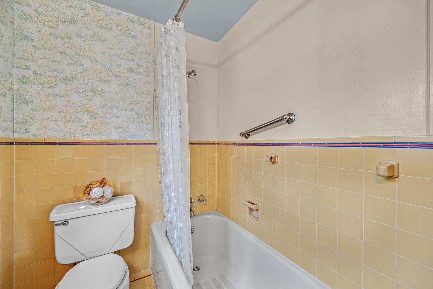 Detail Gallery Image 21 of 34 For 1519 Bernal Ave, Burlingame,  CA 94010 - 3 Beds | 2 Baths