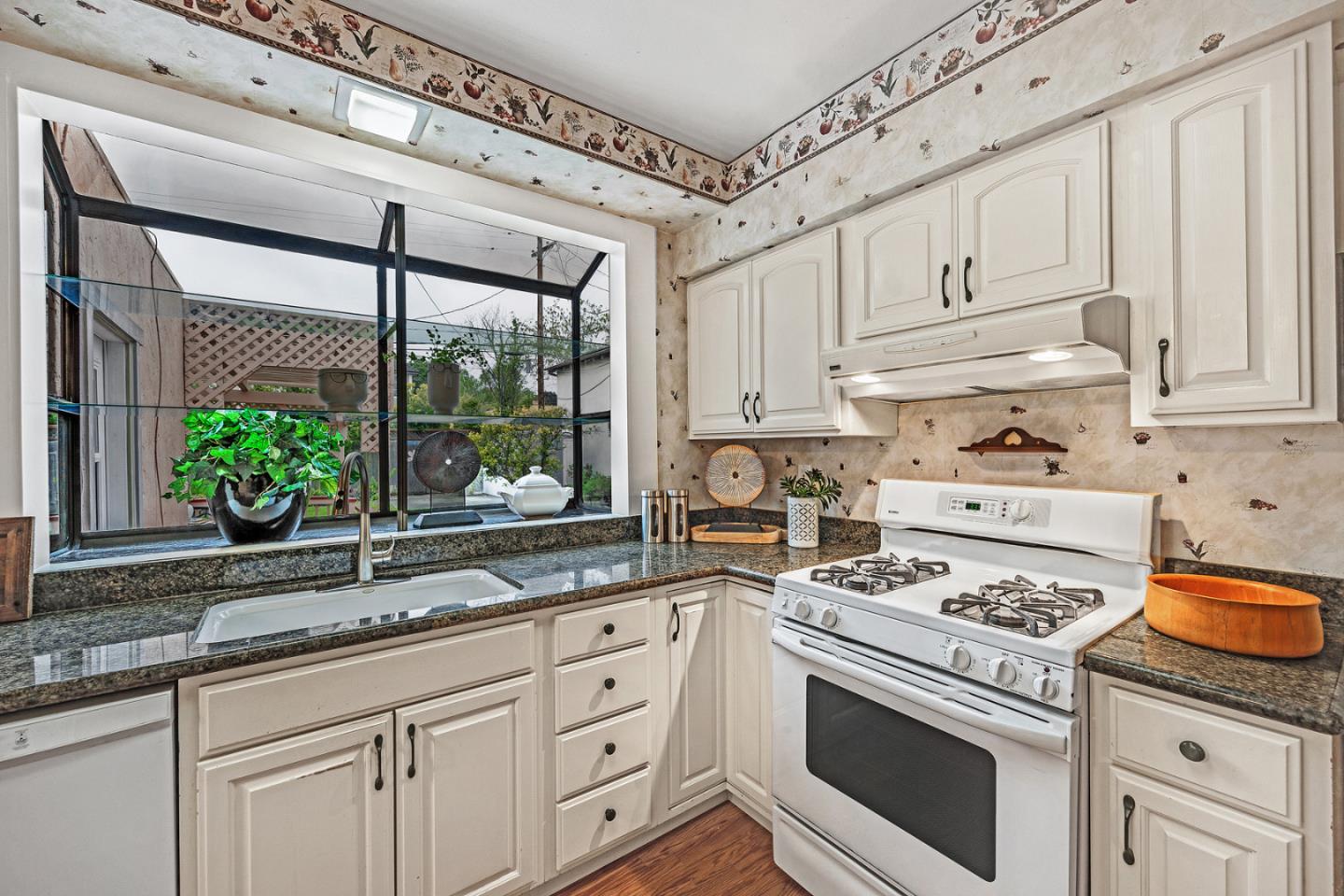 Detail Gallery Image 9 of 34 For 1519 Bernal Ave, Burlingame,  CA 94010 - 3 Beds | 2 Baths