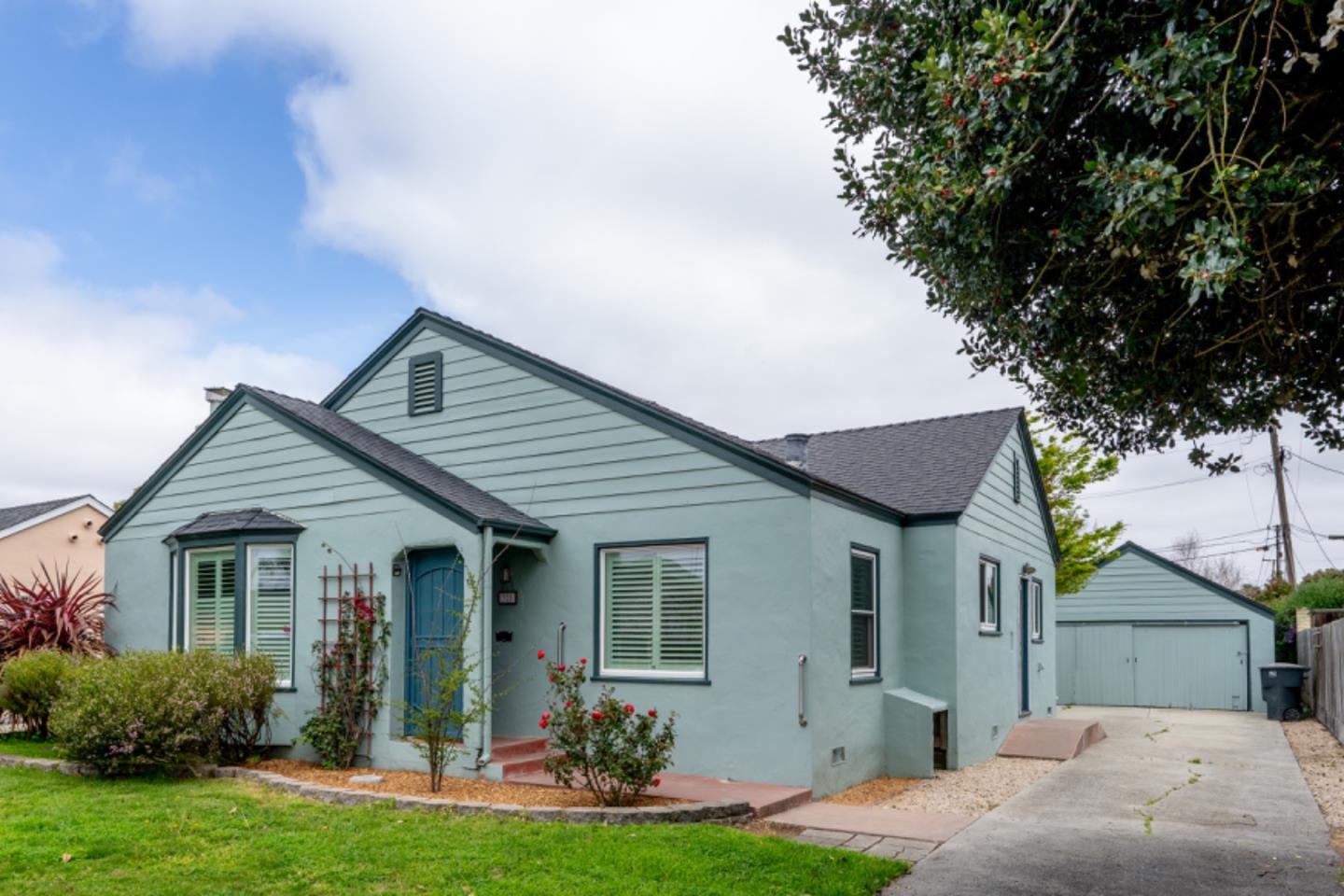 Detail Gallery Image 1 of 30 For 325 Hawthorne St, Salinas,  CA 93901 - 4 Beds | 2 Baths