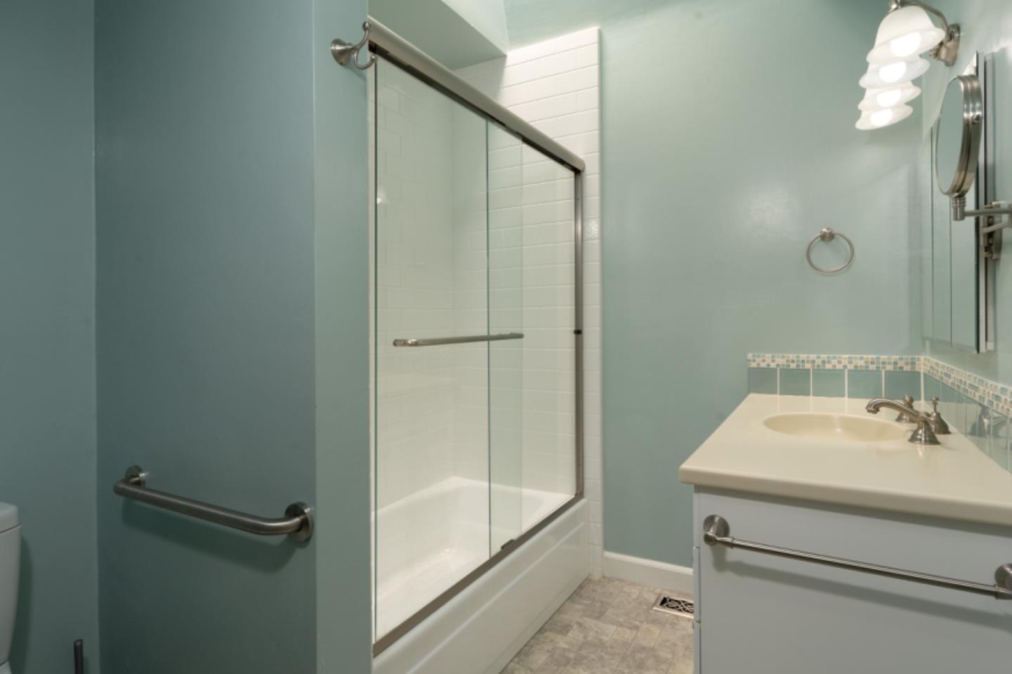 Detail Gallery Image 15 of 30 For 325 Hawthorne St, Salinas,  CA 93901 - 4 Beds | 2 Baths