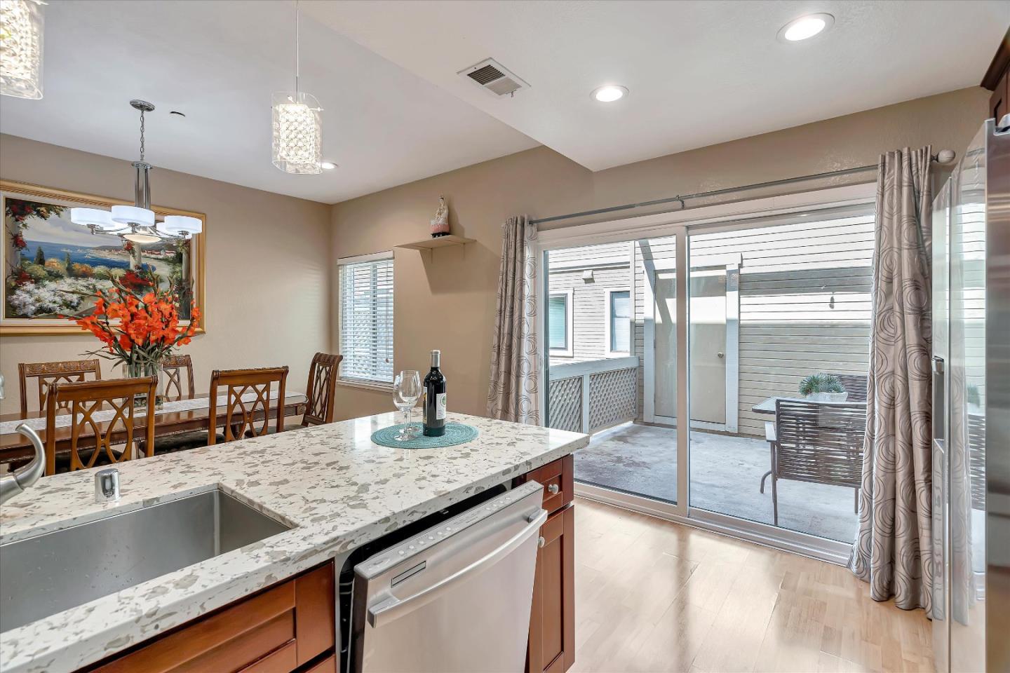 Detail Gallery Image 13 of 39 For 978 La Mesa Ter #D,  Sunnyvale,  CA 94086 - 3 Beds | 2/1 Baths