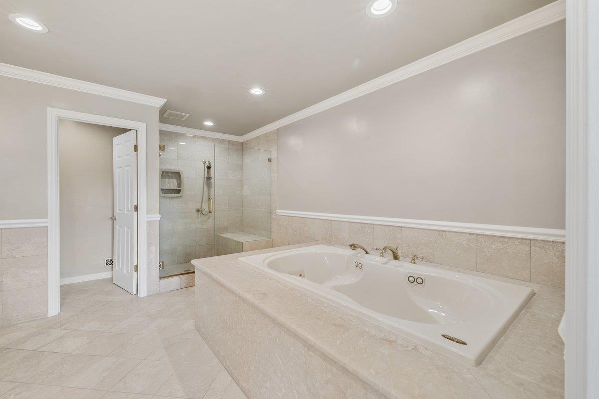 Detail Gallery Image 14 of 29 For 2585 Butternut Dr, Hillsborough,  CA 94010 - 4 Beds | 3/1 Baths