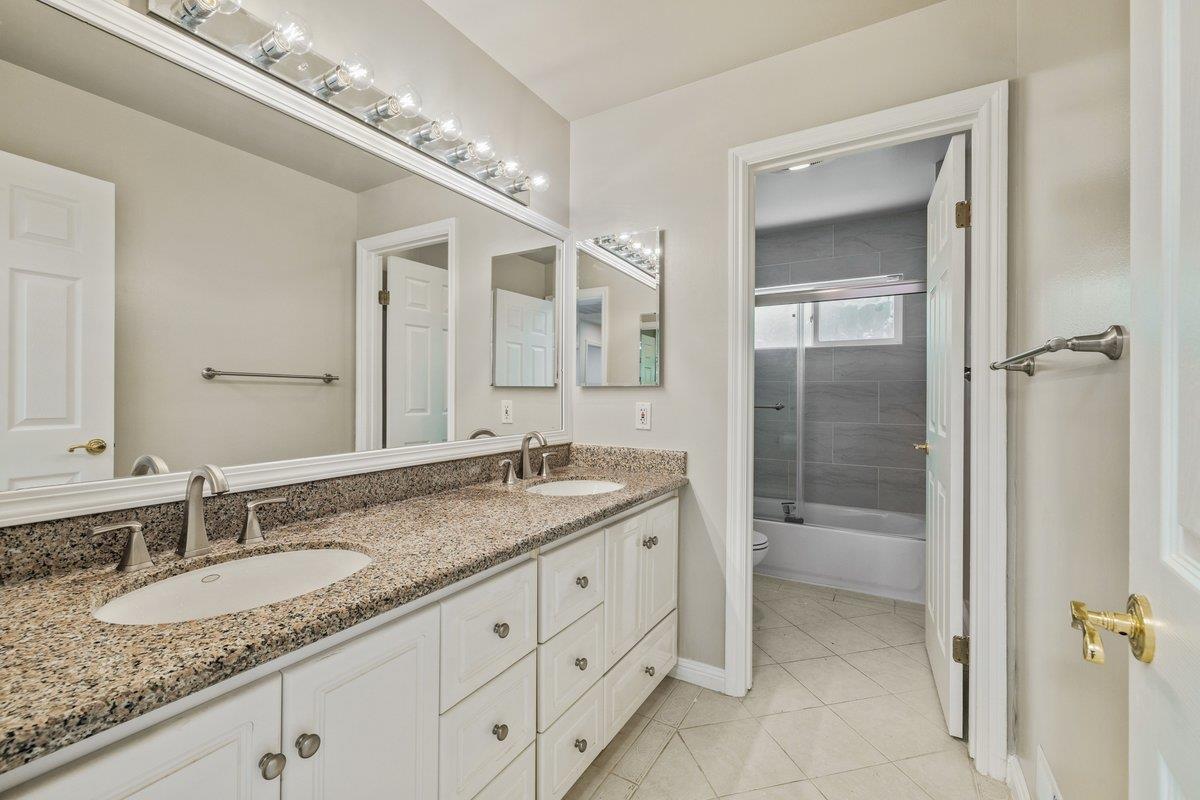 Detail Gallery Image 16 of 29 For 2585 Butternut Dr, Hillsborough,  CA 94010 - 4 Beds | 3/1 Baths