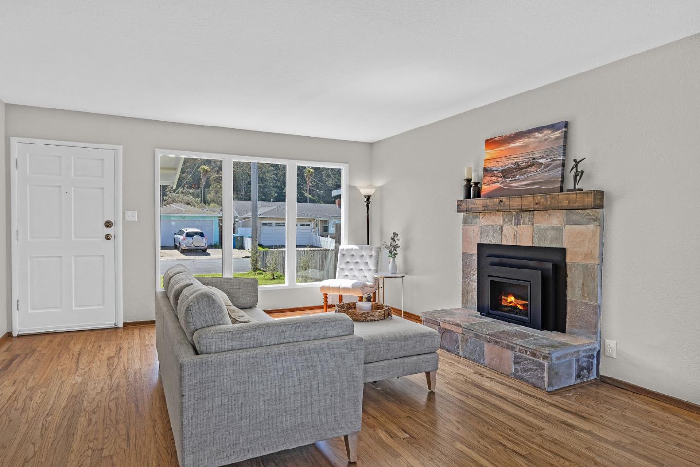 Detail Gallery Image 8 of 32 For 627 Montezuma Dr, Pacifica,  CA 94044 - 3 Beds | 1 Baths