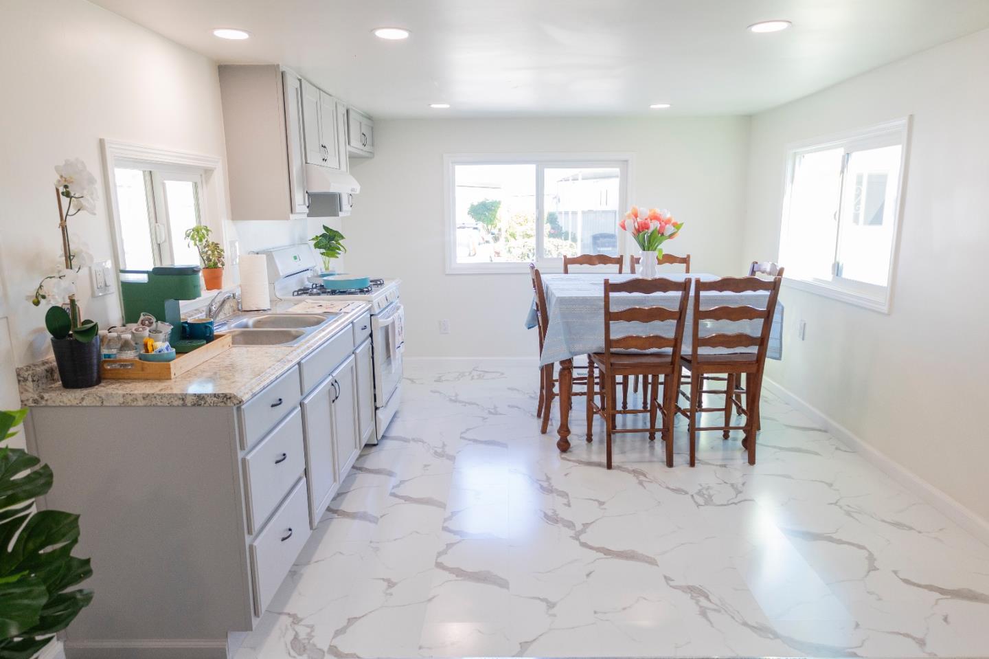 55 San Juan Grade Rd 23, Salinas, CA 93906 2 Beds 1 Baths (PendingDoNotShow) ML81960357