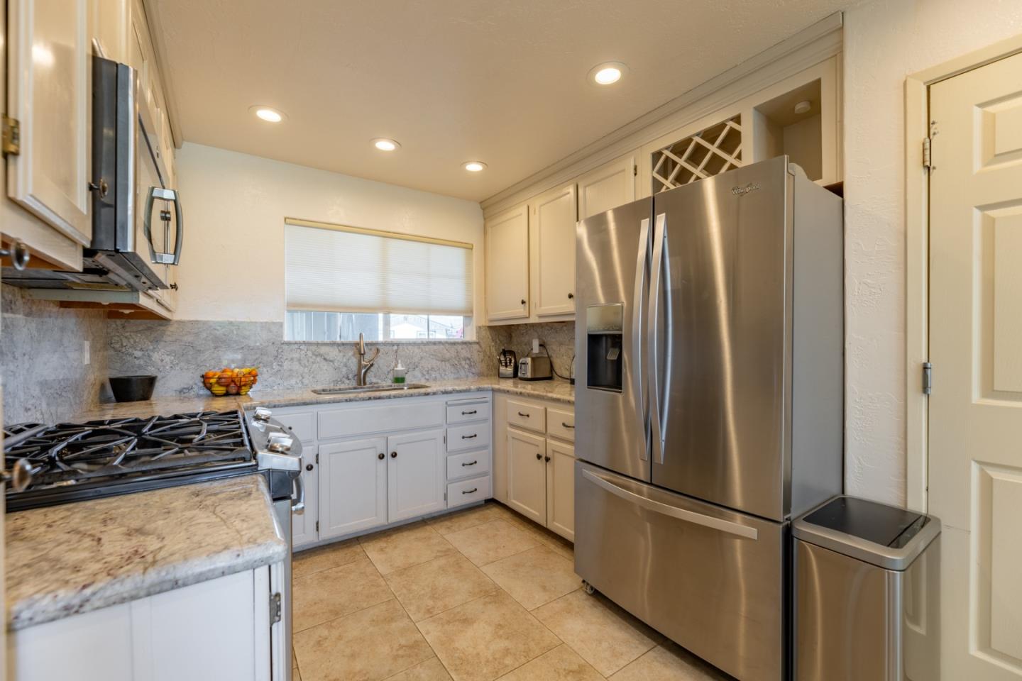 Detail Gallery Image 11 of 20 For 1204 Caoba Way, Salinas,  CA 93905 - 3 Beds | 1 Baths