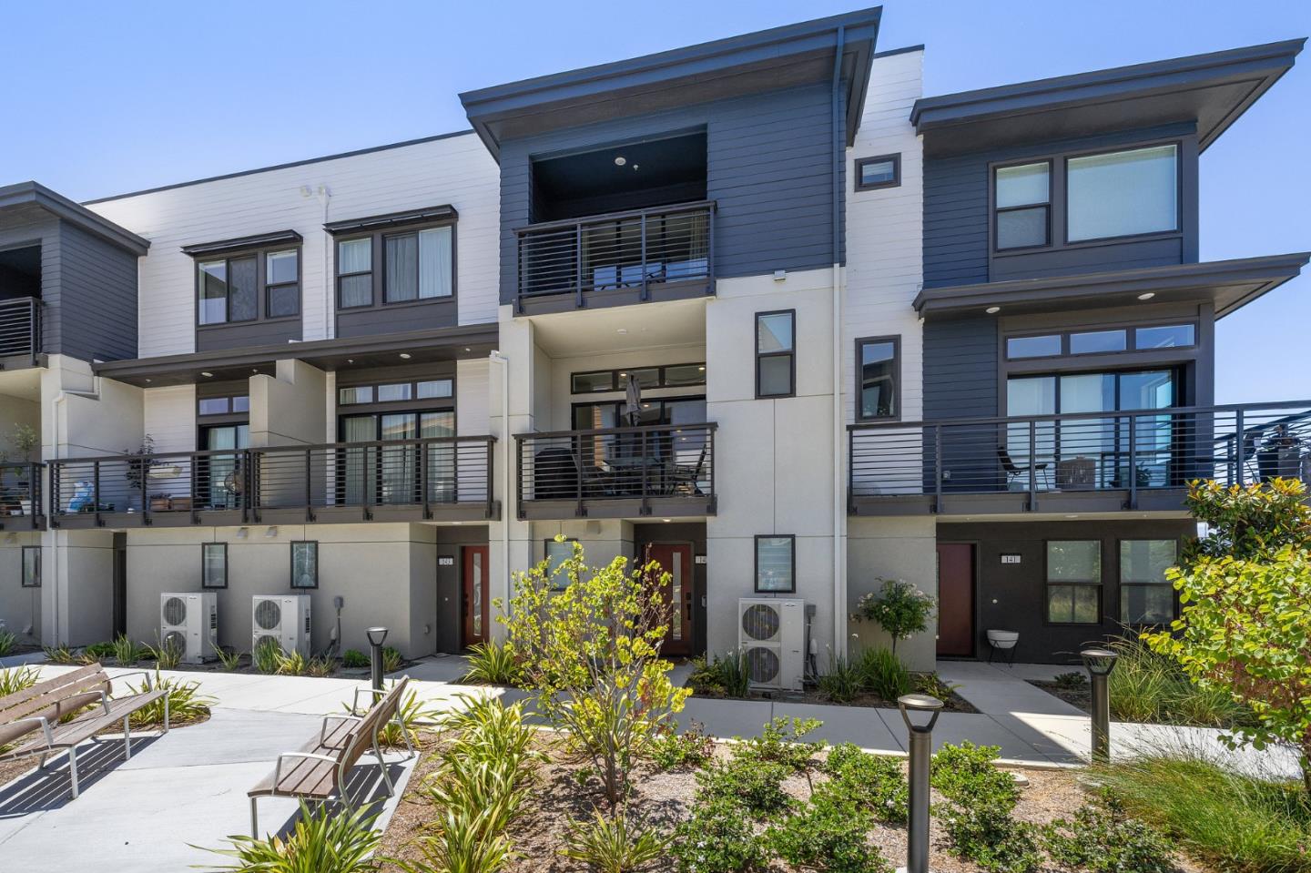 Detail Gallery Image 1 of 25 For 142 Waters Park Cir, San Mateo,  CA 94403 - 2 Beds | 2/1 Baths
