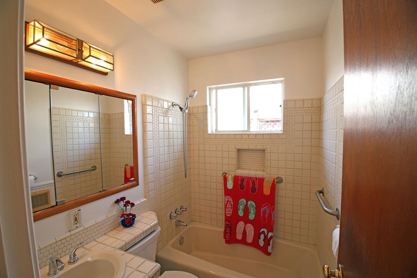 Detail Gallery Image 10 of 20 For 210 Saxon Ave, Capitola,  CA 95010 - 2 Beds | 1 Baths