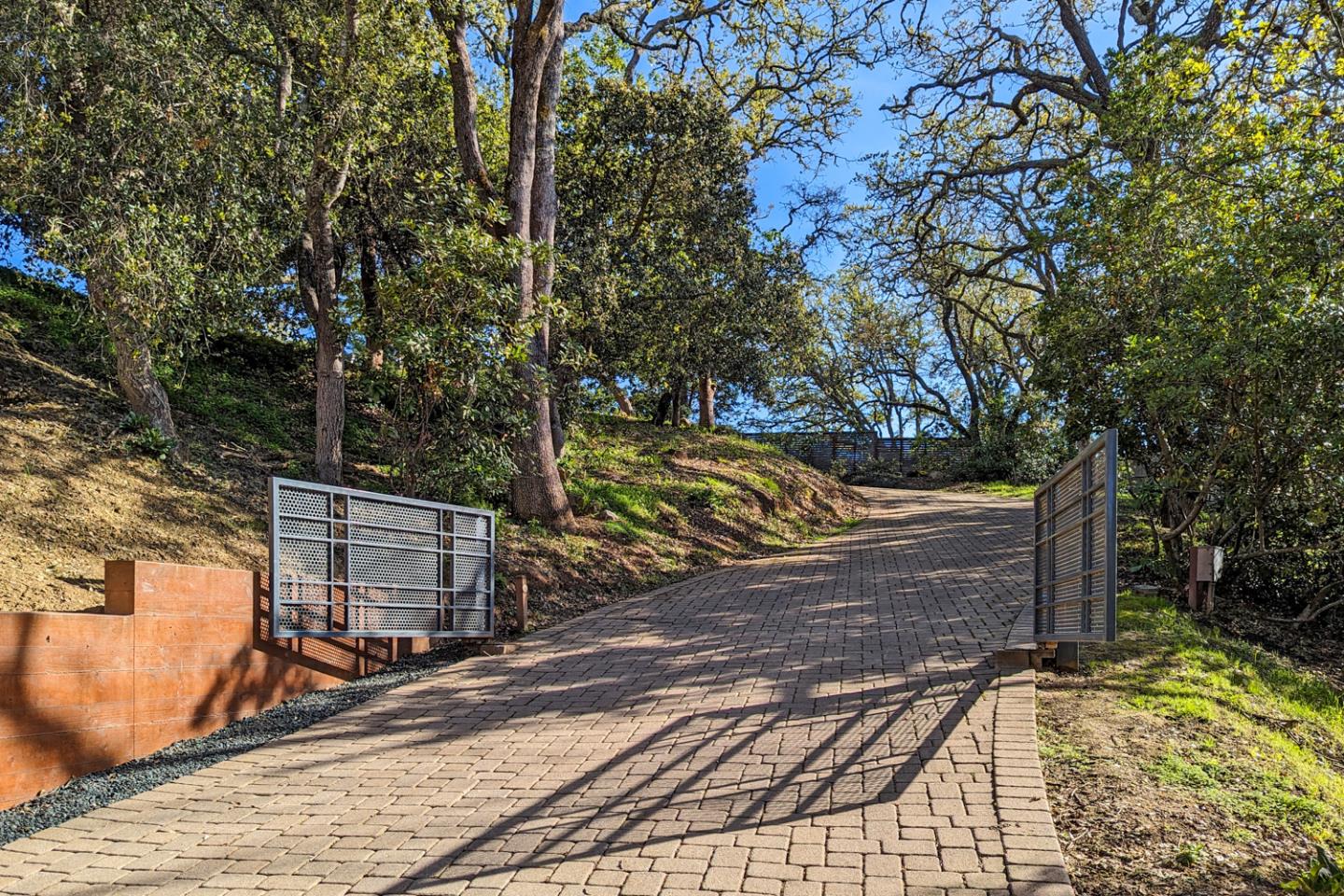 Detail Gallery Image 35 of 43 For 1 Grove Ct, Portola Valley,  CA 94028 - 3 Beds | 3/1 Baths