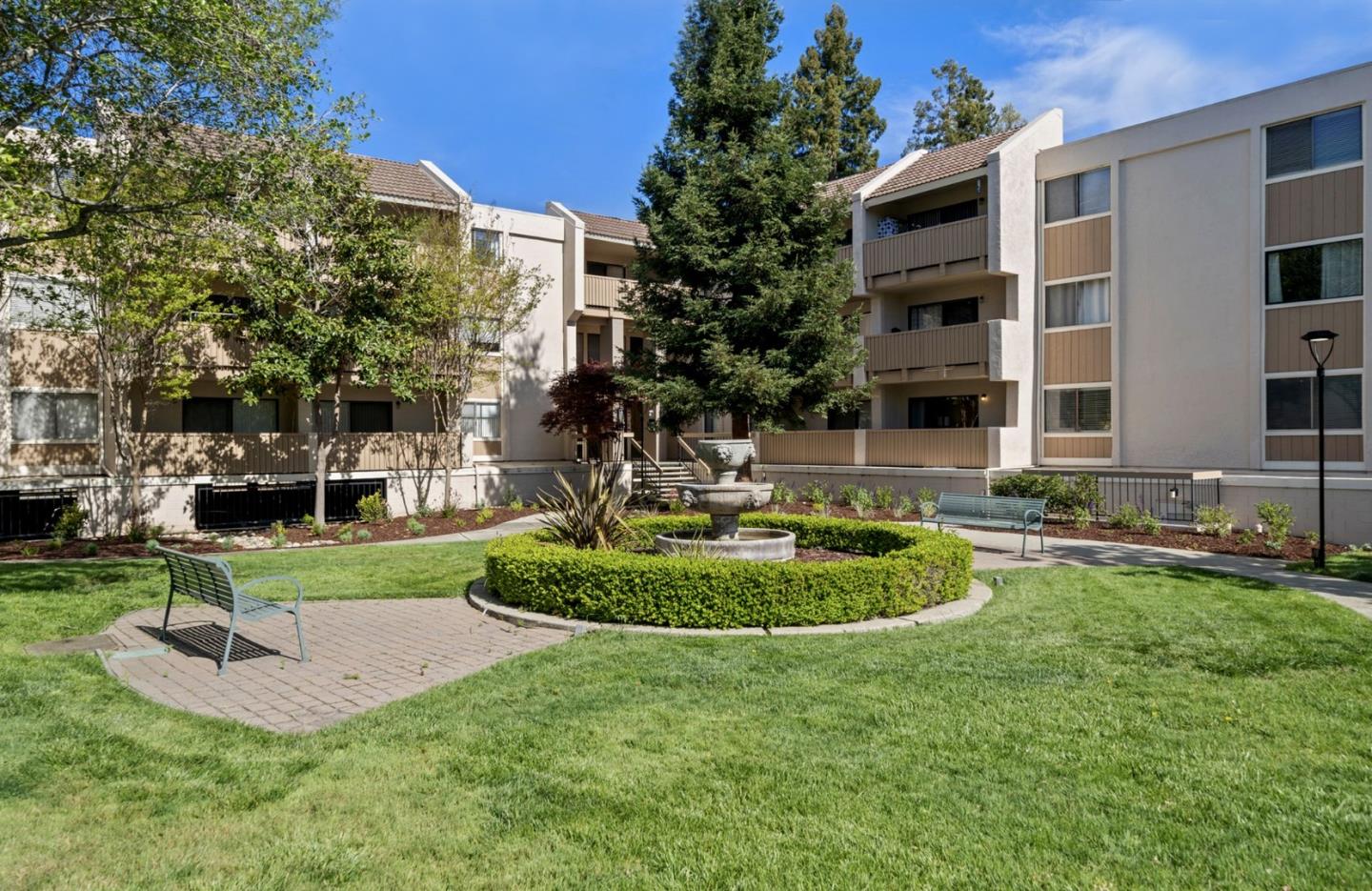 Detail Gallery Image 1 of 45 For 400 Ortega Ave #102,  Mountain View,  CA 94040 - 1 Beds | 1 Baths
