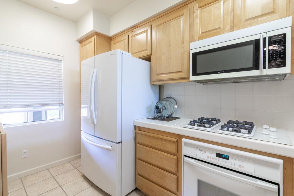 Detail Gallery Image 9 of 33 For 122 Swallowtail Ct, Brisbane,  CA 94005 - 2 Beds | 2 Baths