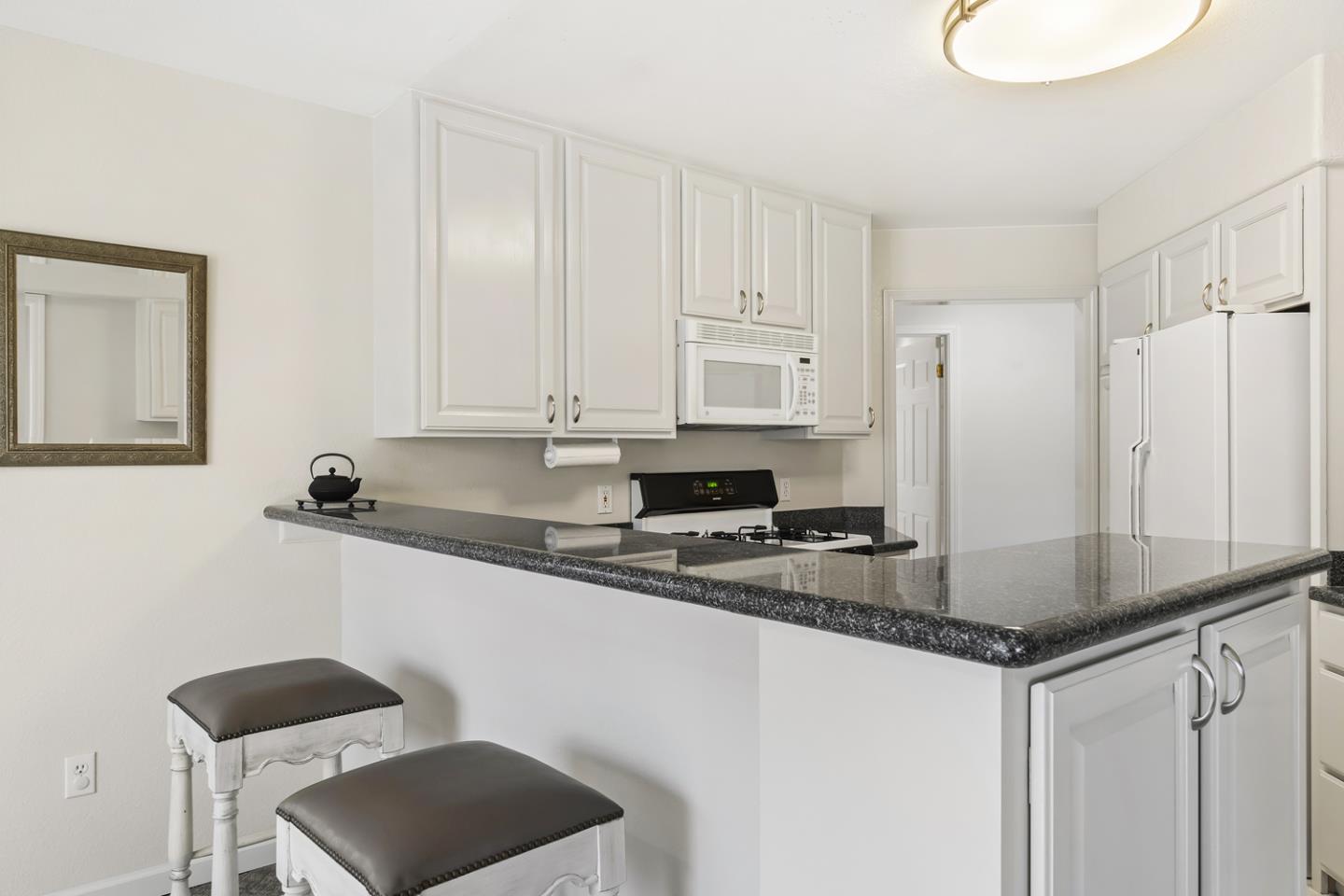 Detail Gallery Image 11 of 24 For 518 Almer Rd #6,  Burlingame,  CA 94010 - 2 Beds | 2 Baths