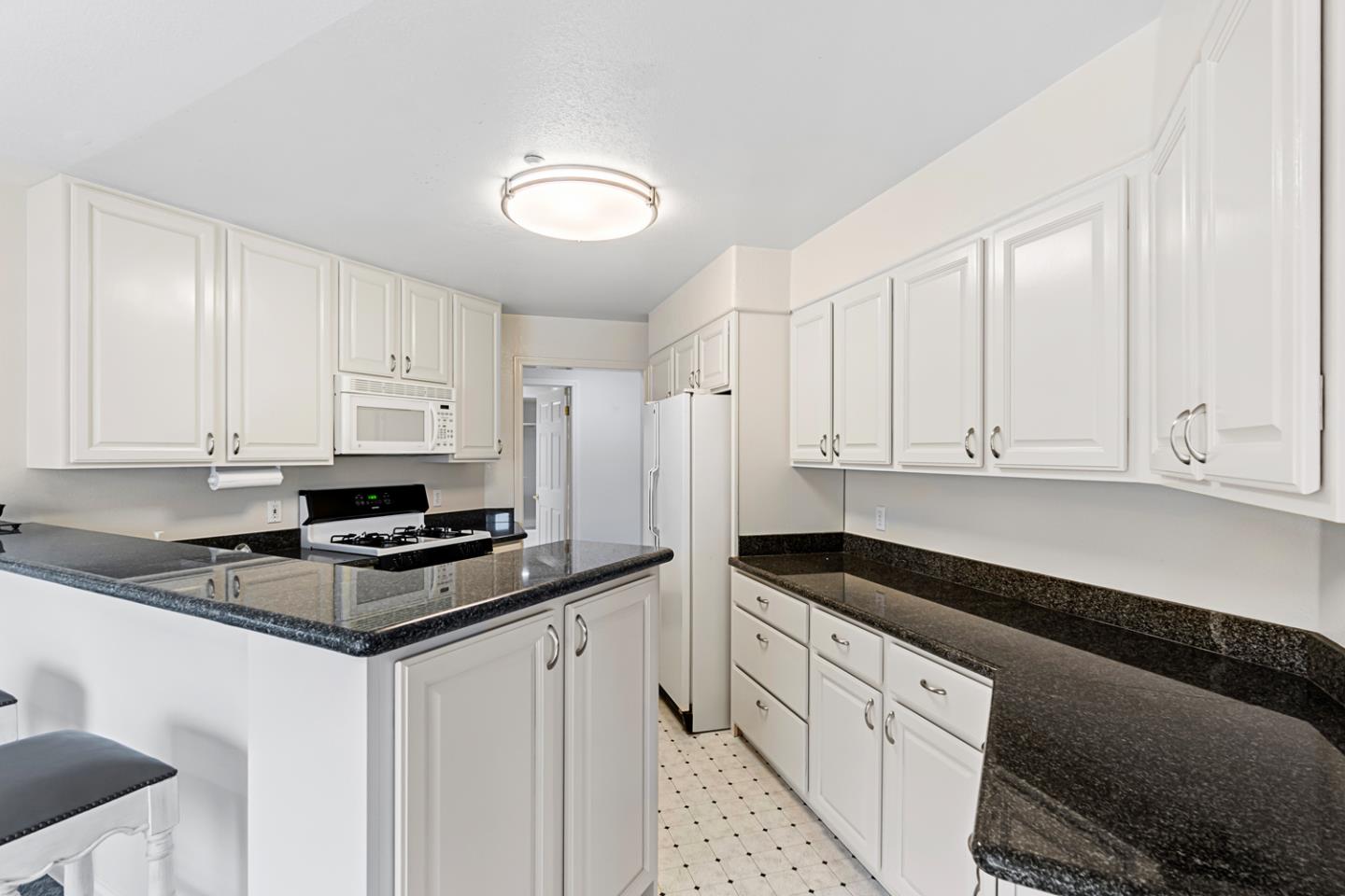 Detail Gallery Image 9 of 24 For 518 Almer Rd #6,  Burlingame,  CA 94010 - 2 Beds | 2 Baths