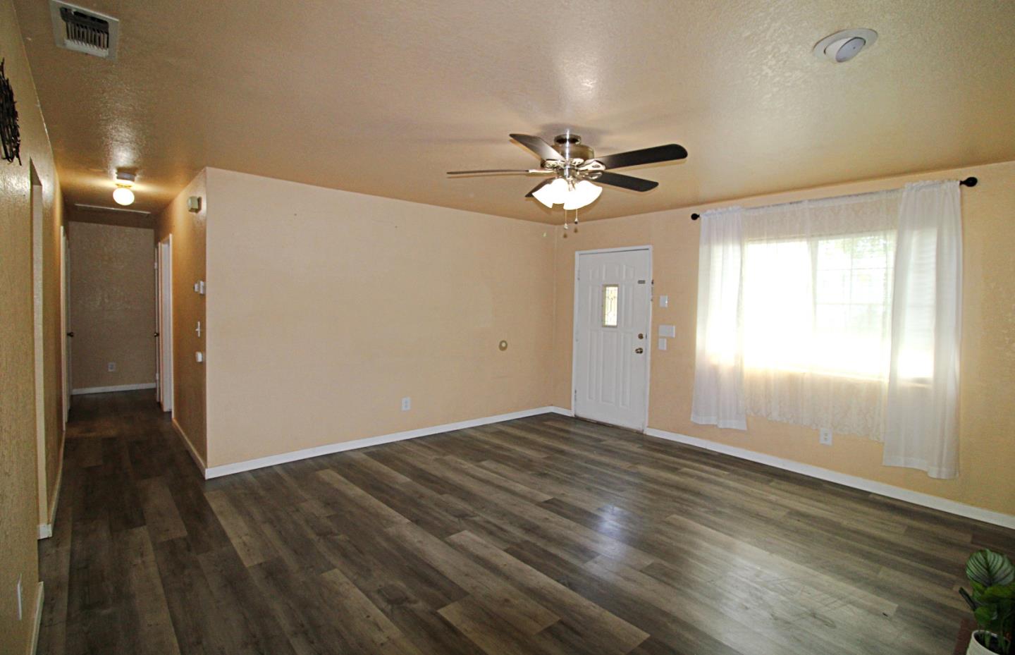 Detail Gallery Image 5 of 50 For 2401 Pyrenees Ave, Stockton,  CA 95210 - 3 Beds | 2 Baths